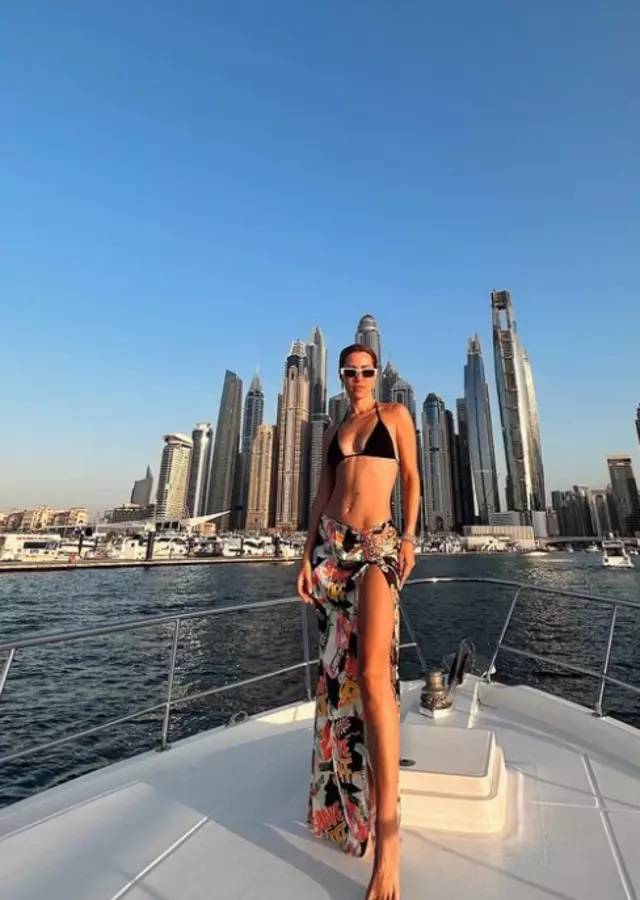 Derya Uluğ'un bikinili pozları mankenlere taş çıkardı! Dubai’nin manzarası gölgede kaldı 2