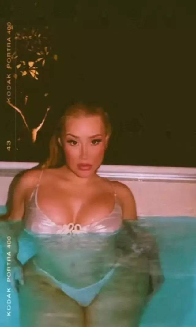 Havuzun içerisinde kıvrımlarını sergilemekten asla çekinmedi! Iggy Azalea, sosyal medya takipçilerini resmen büyüledi! 3