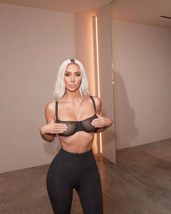 Kim Kardashian’ın şeffaf sütyenle frikik imtihanı! Her yeri ortaya çıktı… Göğüs ucunu gizlemek için öyle bir şey yaptı ki 4