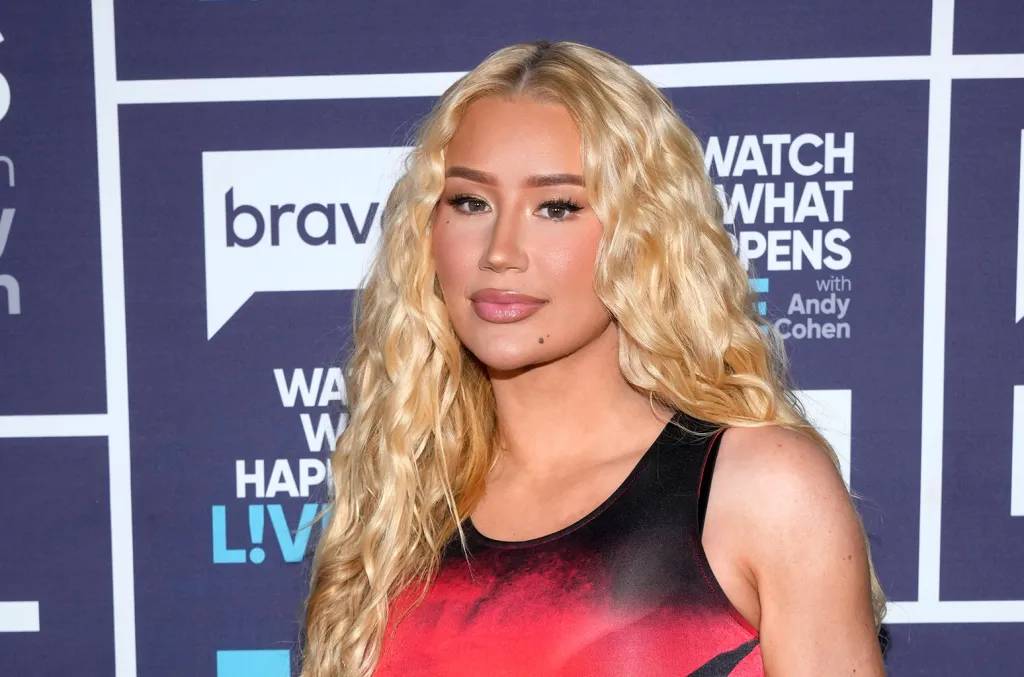 Havuzun içerisinde kıvrımlarını sergilemekten asla çekinmedi! Iggy Azalea, sosyal medya takipçilerini resmen büyüledi! 4