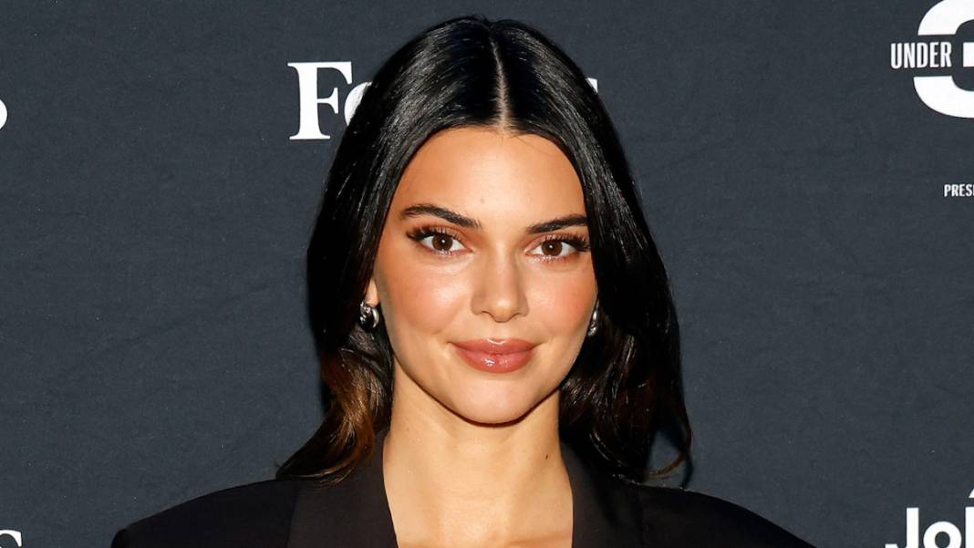 Evin küçük kızı büyüyor! Forbes’in kapak kızı seçilen Kendall Jenner doğal güzelliği ile büyüledi! 1