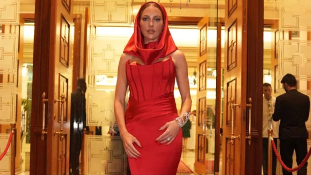 Meryem Uzerli başını kapadı; göğüs dekoltesini açtı! Sosyal medya hayretler içerisine düştü! "Okuduğum bölümle aramdaki uyum…" 3