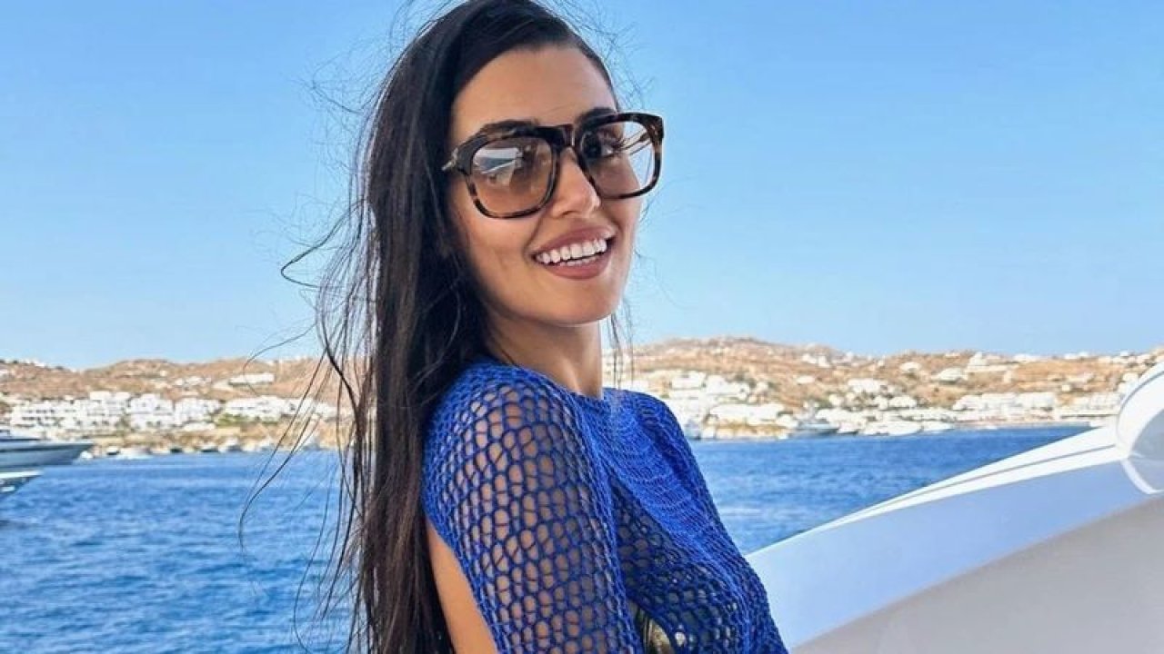 Hande Erçel Mavi Plaj Elbisesinin Fiyatı Dudak Uçuklattı! Türk Lirasını Unuttu; Her Şeyi Dolar Olarak Alıyor!