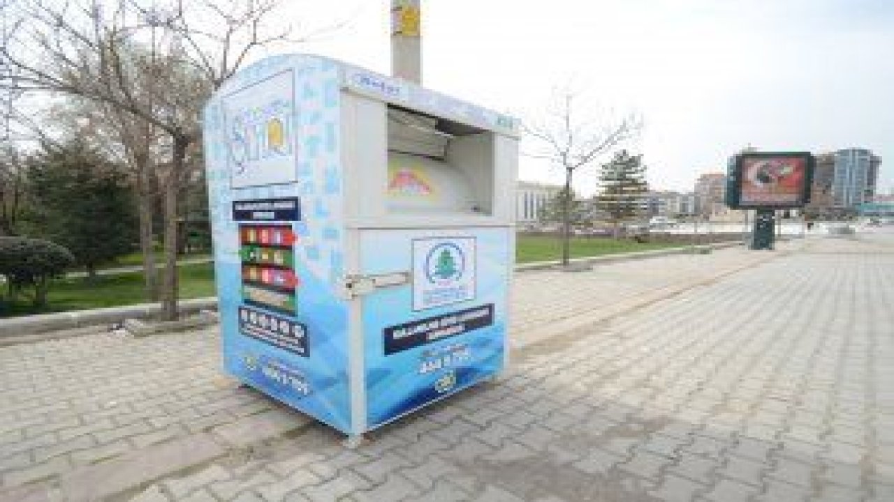Pursaklar sokaklarına 34 adet ‘Kullanılmış Ayakkabı ve Giysi Kumbarası’ yerleştirildi