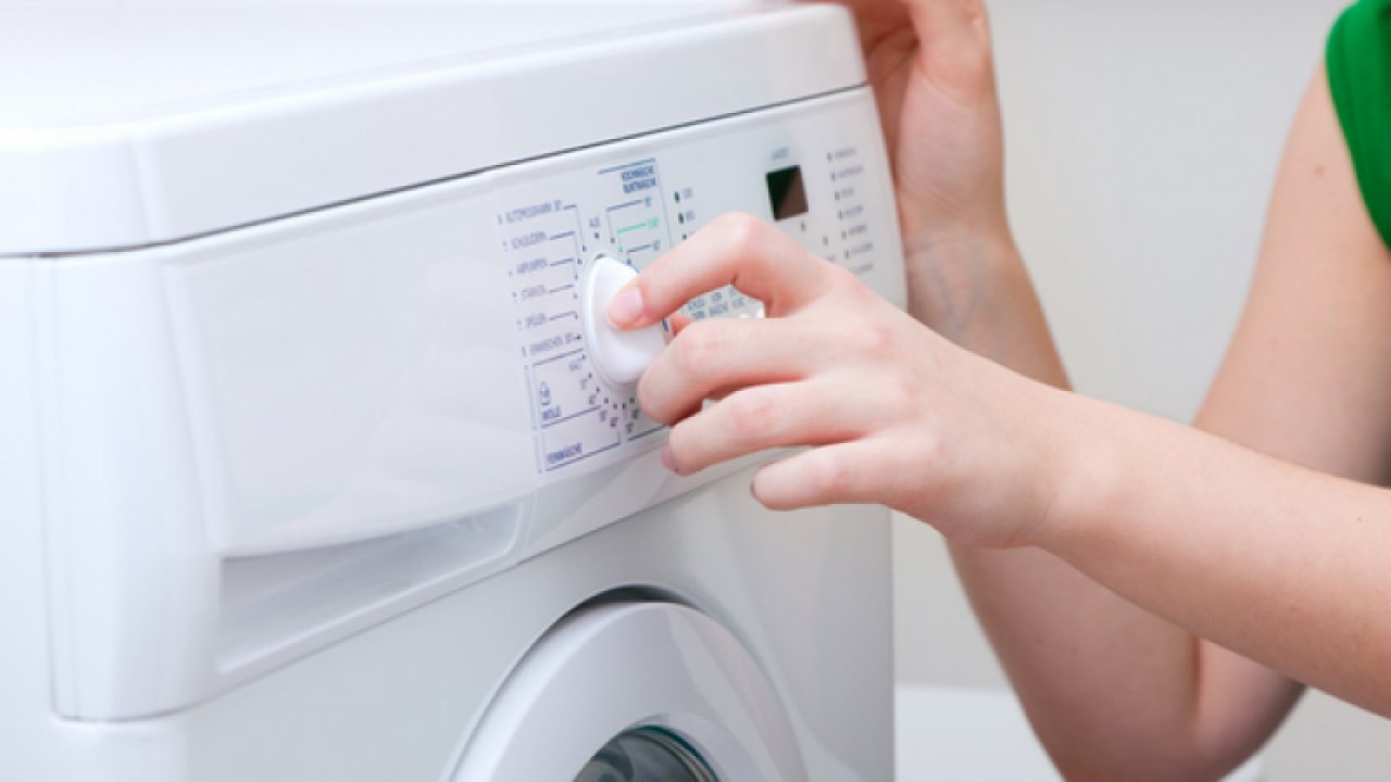 Bunu yapmak, çamaşır makinesinin ömrünü kısaltıyor: Herkes, bu hatayı yapıyor! Yıkamaya başlamadan önce…