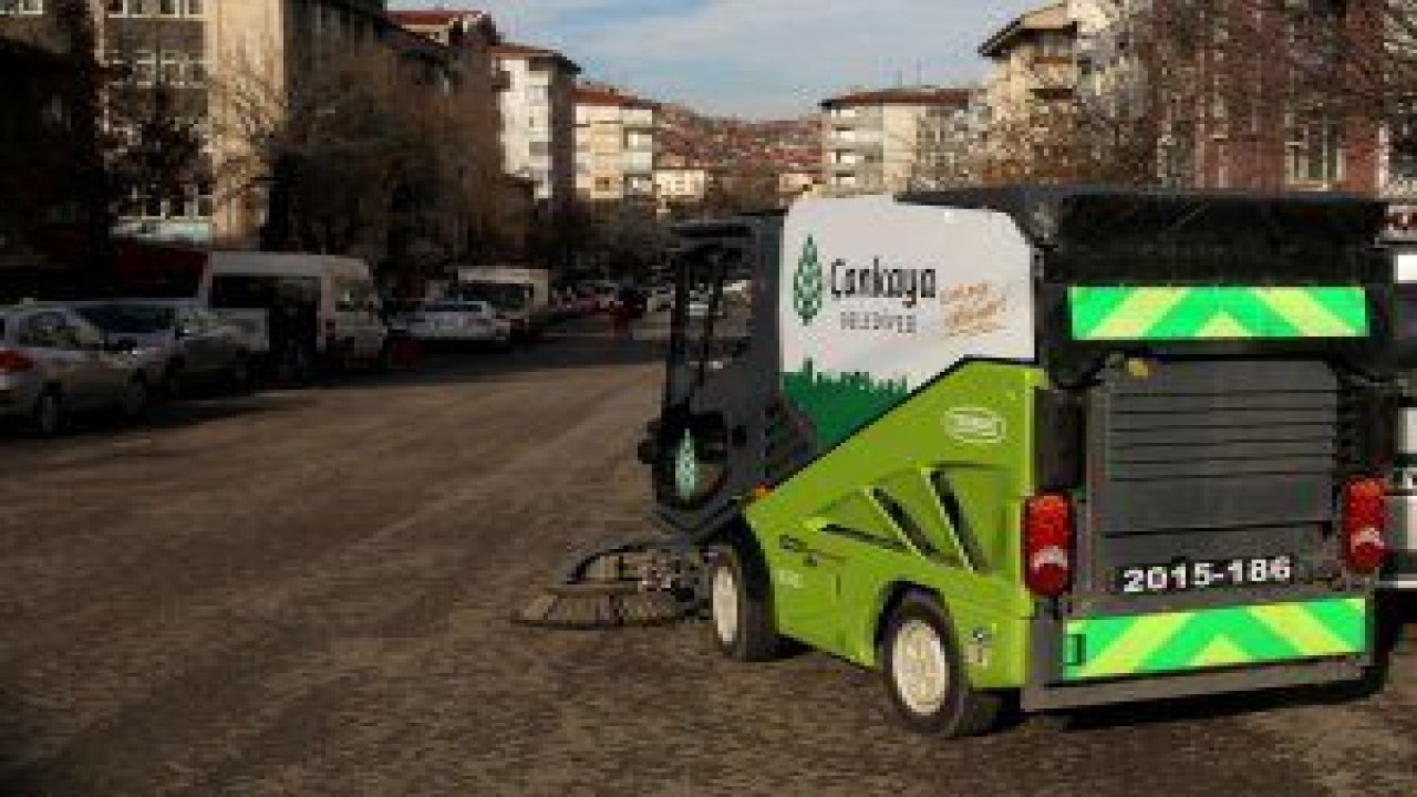 Çankaya Belediyesinin temizlik filosunda yer alan elektrikli araçlar, sokak temizliğini ve çöp toplama işini günlük 10 TL maliyetle gerçekleştiriyor