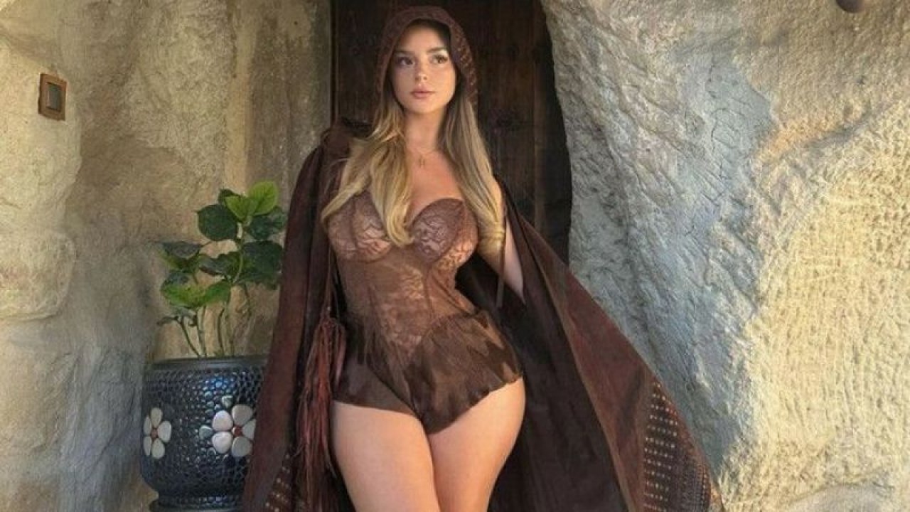 Demi Rose Kapadokya'da Dekolteli Pozlarını Yayınladı! Bikini Giydi; Tüm Kıvrımlarıyla Kamera Karşısına Geçti! “Daha Çok Açsaymışsın…”