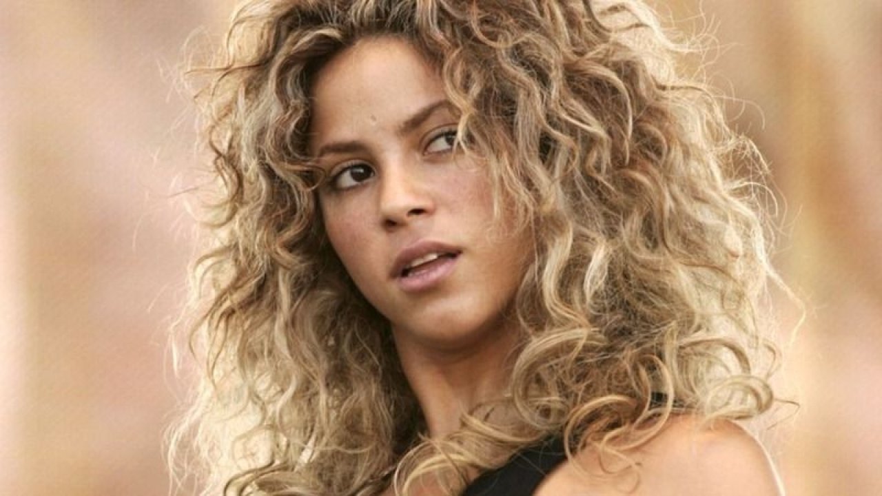 Shakira Dehşeti Yaşadı! Korkudan Saçları Döküldü… Herkes Korktu! Klip Çekimi Esnasında Kameralar Önünde Aniden Fırladı…