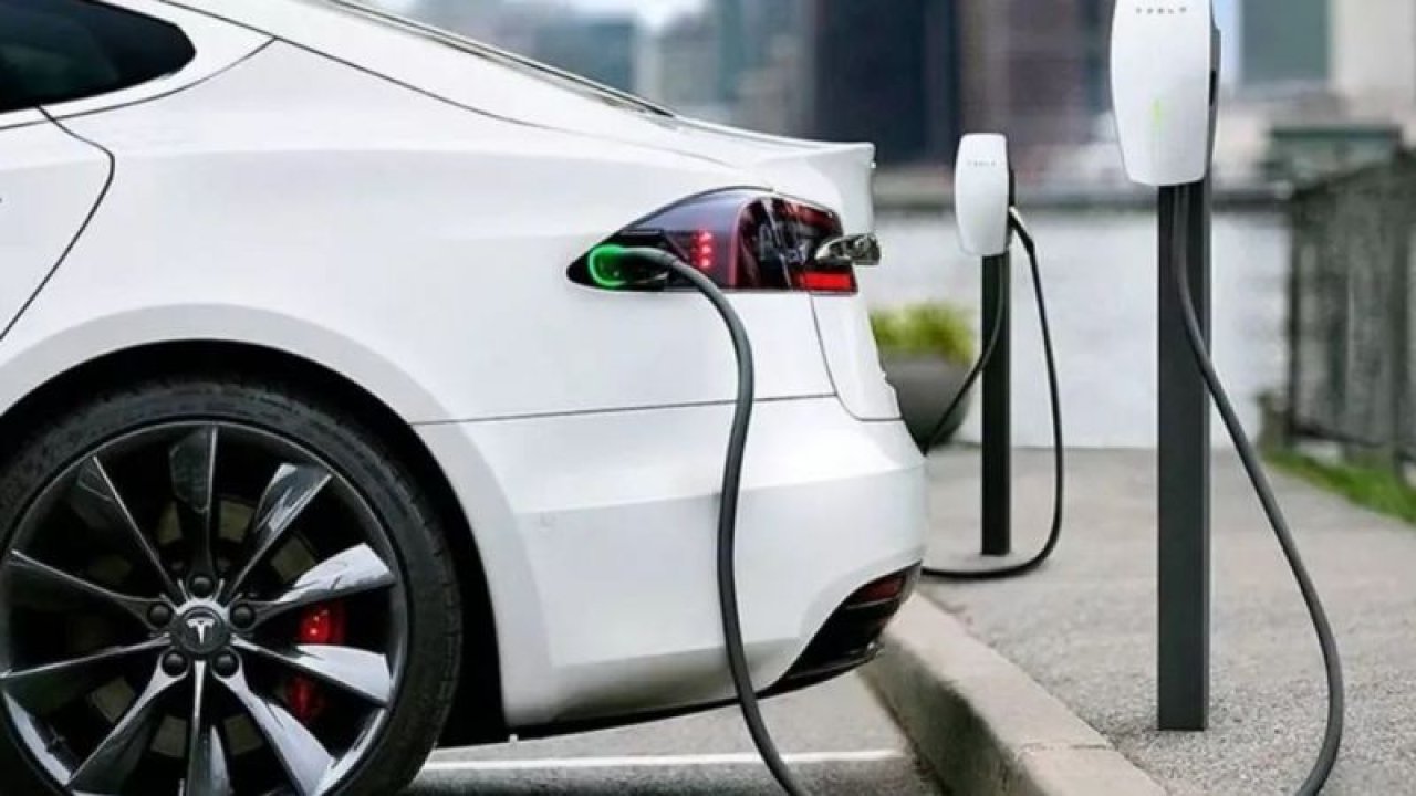 Bir elektrikli otomobil kaç kilometre yol gidebilir? Bunu Yapanların Bataryası Tükenmiyor! Peki, Elektrikli bir aracın menzilini ne artırır?