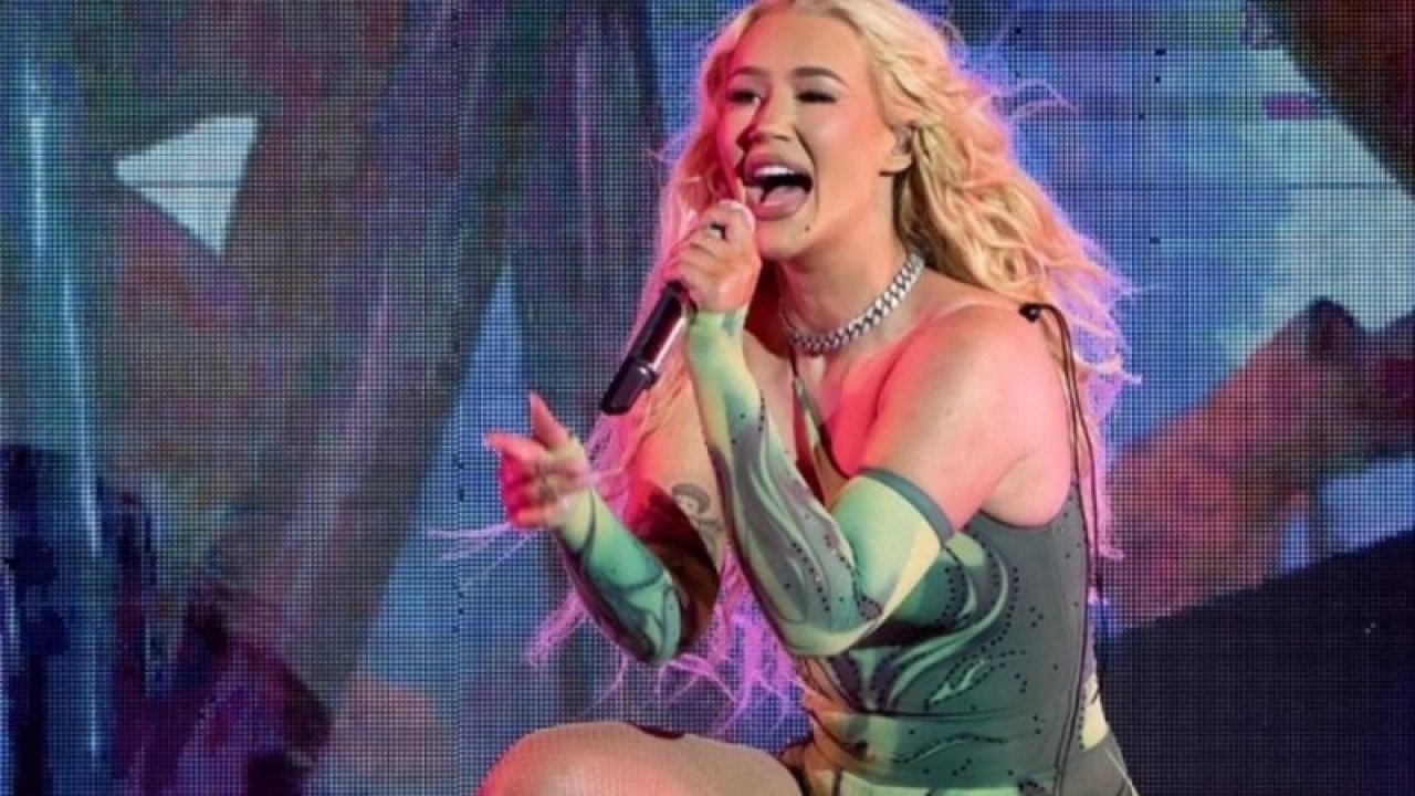 Rapçi Iggy Azalea’nın kalça dansı, Suudi Arabistan’ı ayağa kaldırdı: Polisler, hemen müdahale etti… Pantolonu yırtılmış!