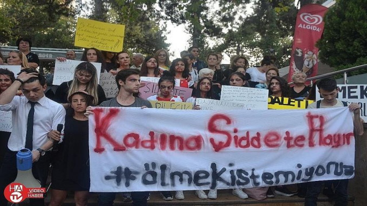 Kadın cinayetlerine boyalı protesto