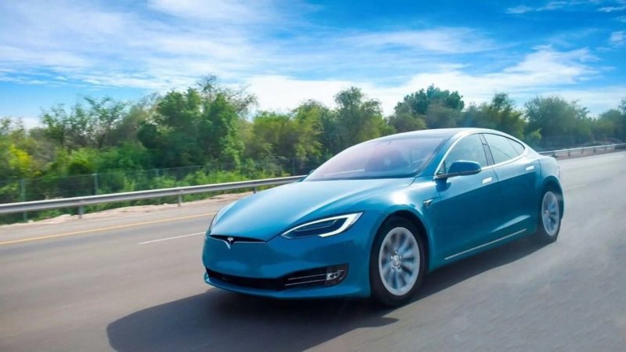 Tesla S Plaid 320 km hız yaptı! Herkes Şok Oldu! Yayınlanan video sosyal medyayı yıktı geçti