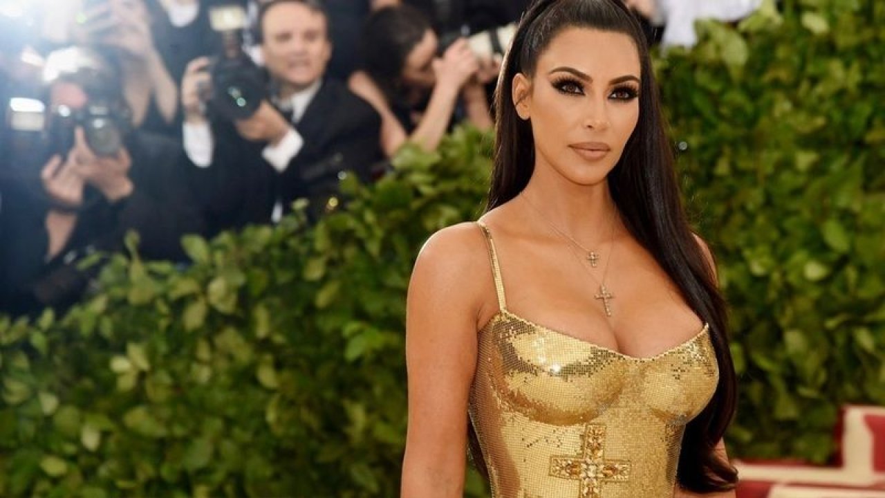 Kim Kardashian, pembe bikinisiyle adalar turuna çıktı; bikinin fiyatını öğrenen ne diyeceğini bilemedi: “Ben o parayla…”