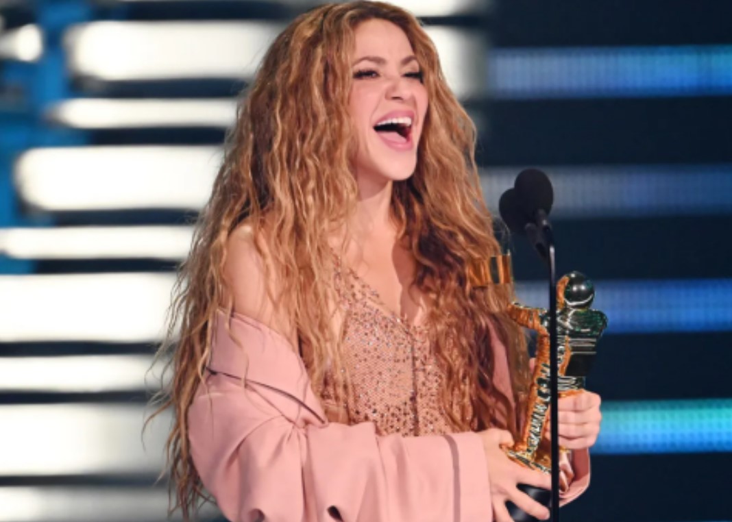 Shakira, MTV Ödülleri'nde Aldatma Acısını Nefes Kesen Bıçaklı Dansla Anlattı!