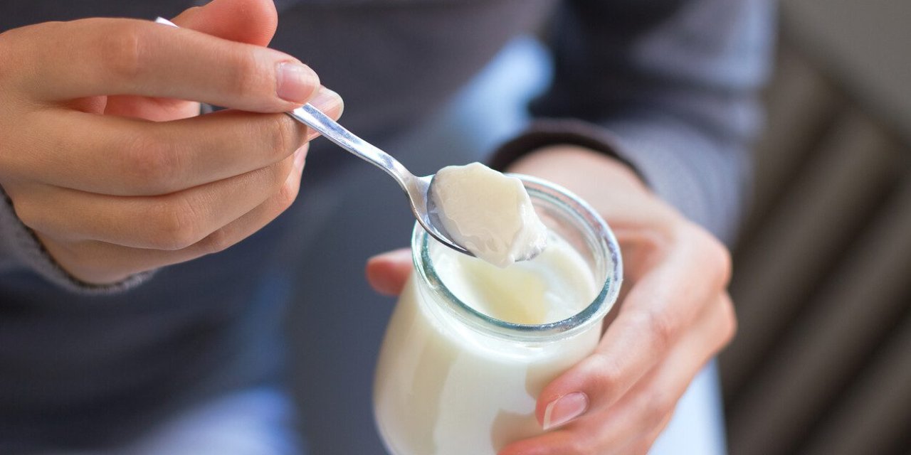 Evde yoğurt yapmanın püf noktalarını bilenler, hazır yoğurttan daha iyisini yapabilir! Peki evde yoğurt nasıl yapılır?