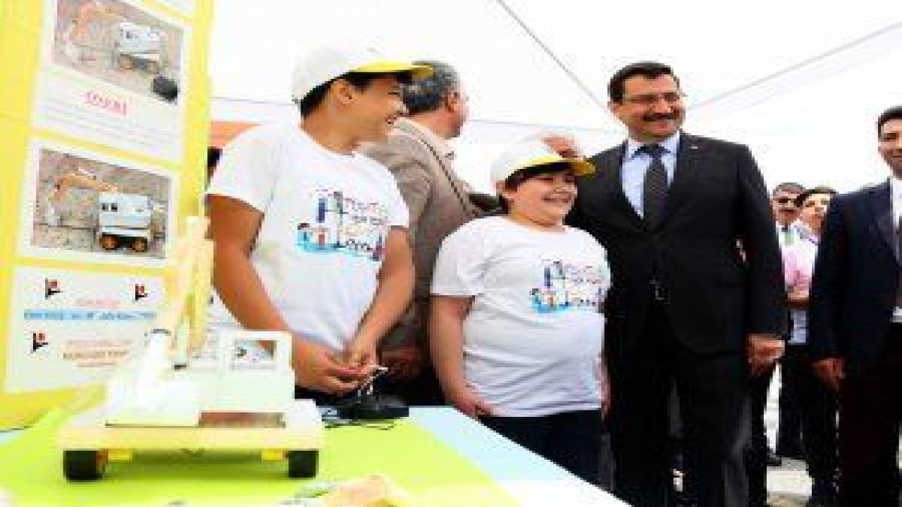 Keçiören Belediye Başkanı Mustafa Ak, Hacı Sabancı Ortaokulu TÜBİTAK 4006 Bilim Fuarı’nın açılışını yaptı