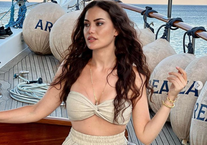 İki Çocuk Annesi Fahriye Evcen'in Yeni Paylaşımları Şok Etkisi Yarattı! Siyahlar İçinde Verdiği Pozlar Geçer Not Aldı!