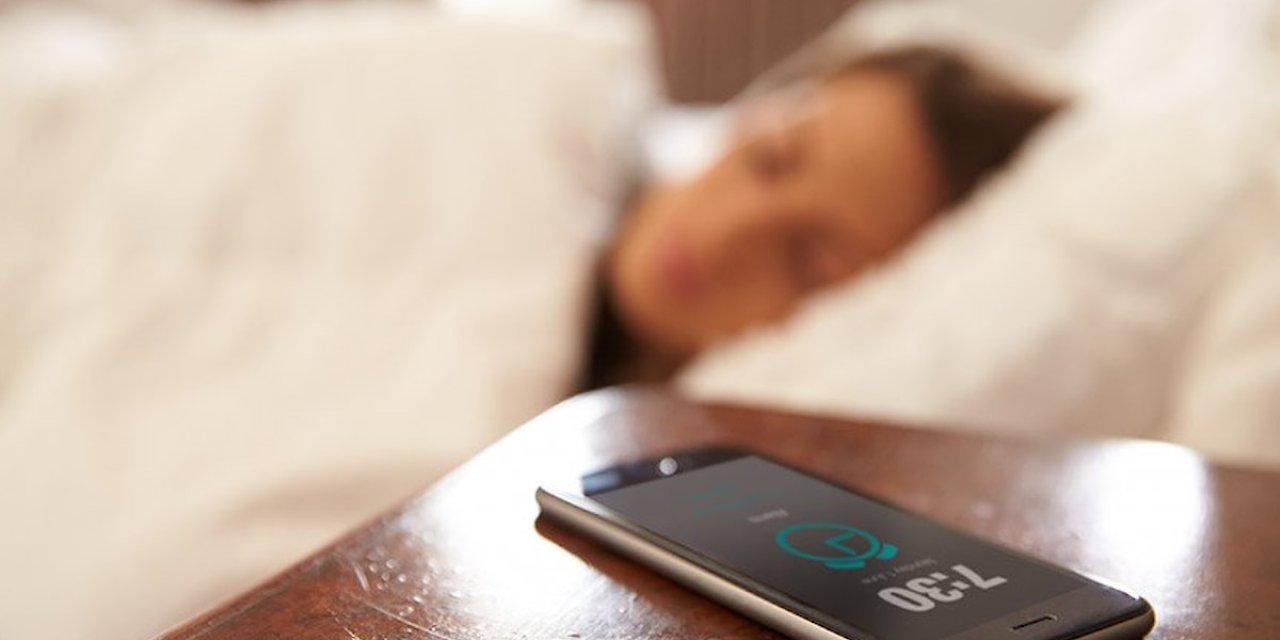 Gece gelen tehlike: Yataktayken herkes bunu yapıyor! Uyurken cep telefonunu bu şekilde tutmak…