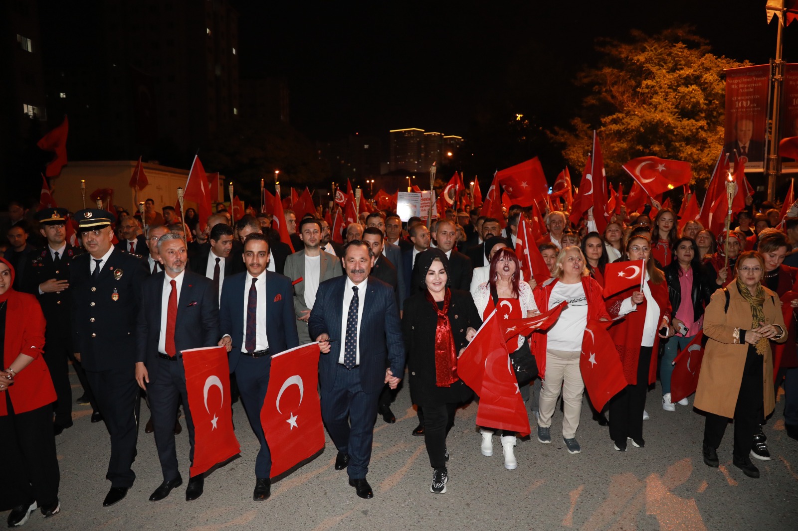 Yüzlerce Etimesgutlu Kortej yürüyüşüne ve Fener Alayına katıldı; Cumhuriyet Coşkusu...