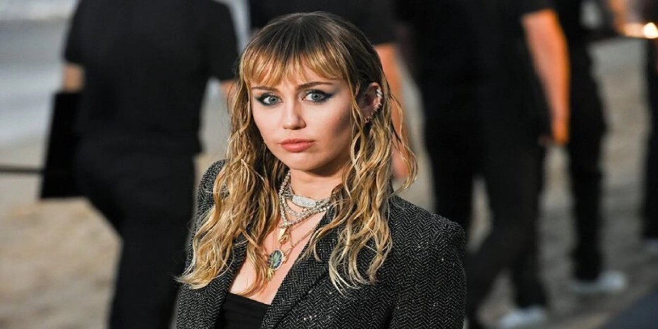 Miley Cyrus’tan cinsellik açıklaması: Herkesi yine şaşırtmayı başardı! “Her şeye açığım”