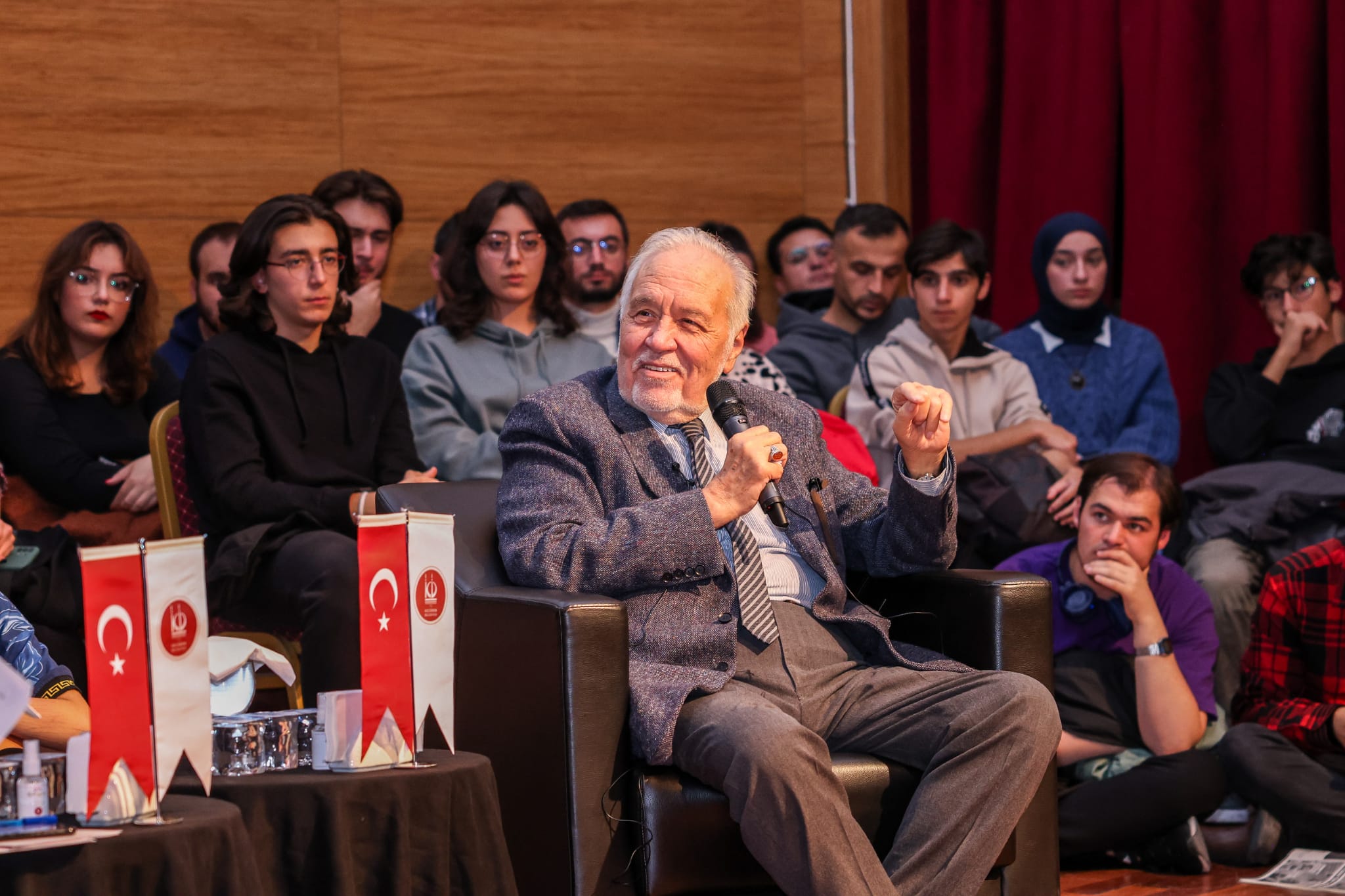 İlber Ortaylı’nın Keçiören’deki Söyleşisi Yoğun İlgi Gördü!