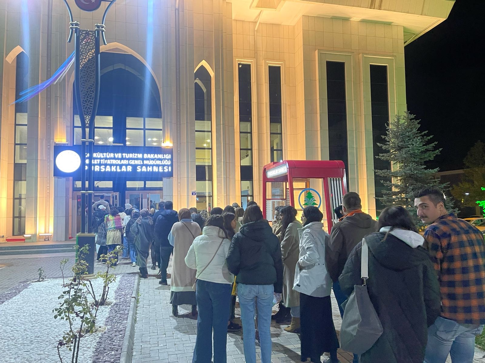 Pursaklar’da Kapalı Gişe Tiyatro Gösterisi