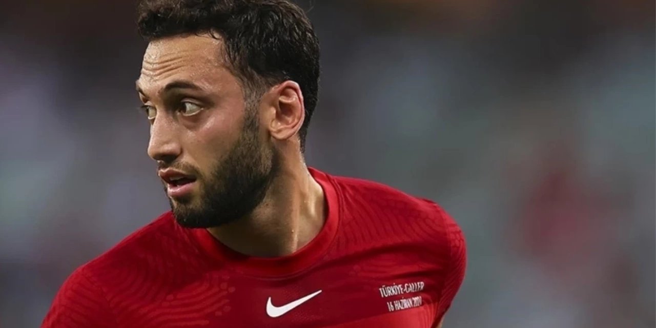 Hakan Çalhanoğlu’ndan alkışlı tepki! Ünlü gazetecisinin eleştirisine sitem etti… Paylaşımı olay oldu!