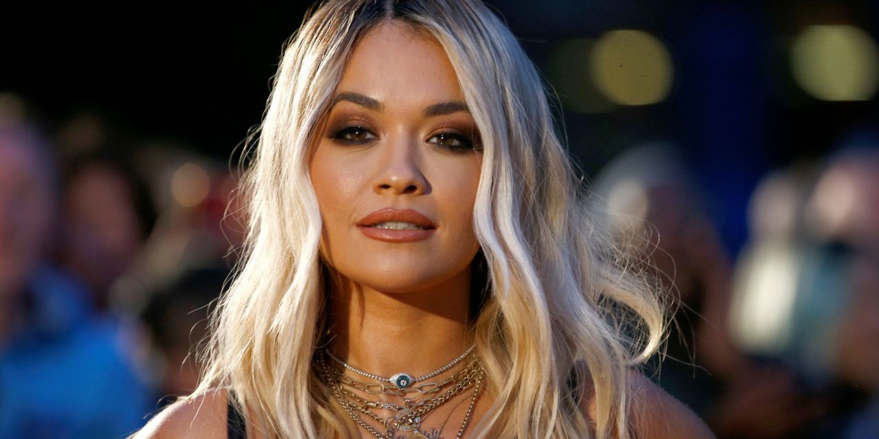 Rita Ora şeffaf kıyafeti ve beyaz iç çamaşırı ile göz kamaştırdı! Göğüslerini bakın nasıl kapattı…