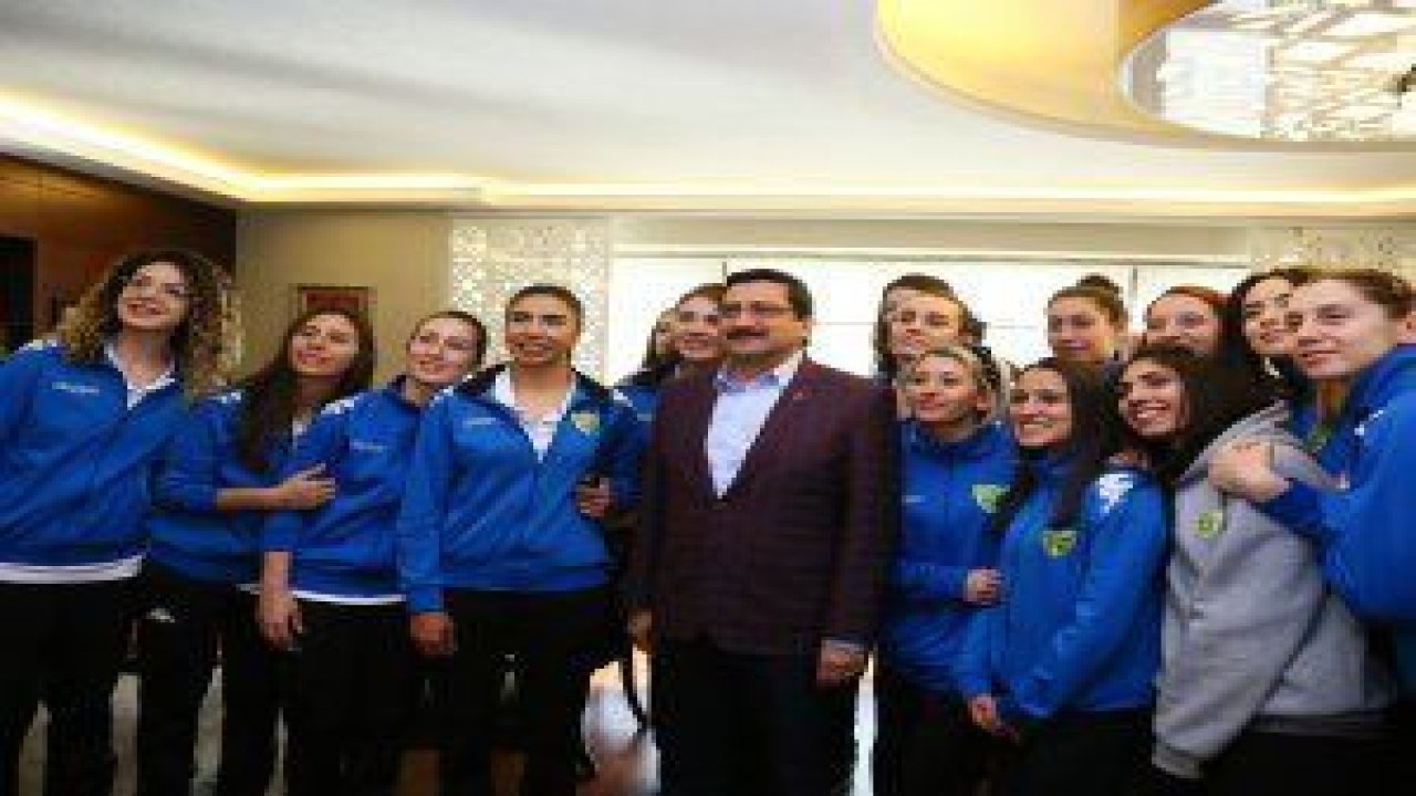 Keçiören Belediyesi Bağlumspor Bayan Voleybol Takımı Başkan Mustafa Ak'ı makamında ziyaret etti