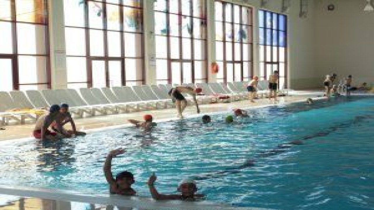 ​Kahramankazan'da bulunan iki yarı olimpik yüzme havuzu vatandaşların yoğun ilgi odağı oldu