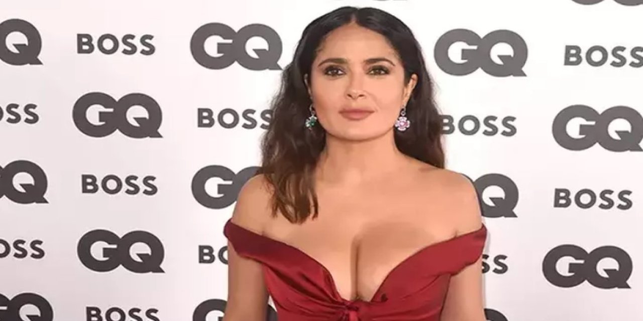 Salma Hayek'in Cesur Bikinili Pozları Alev Alev Yaktı! ''Boydan Başka Fotoğraf Yok mu'' Yorumları Geldi!