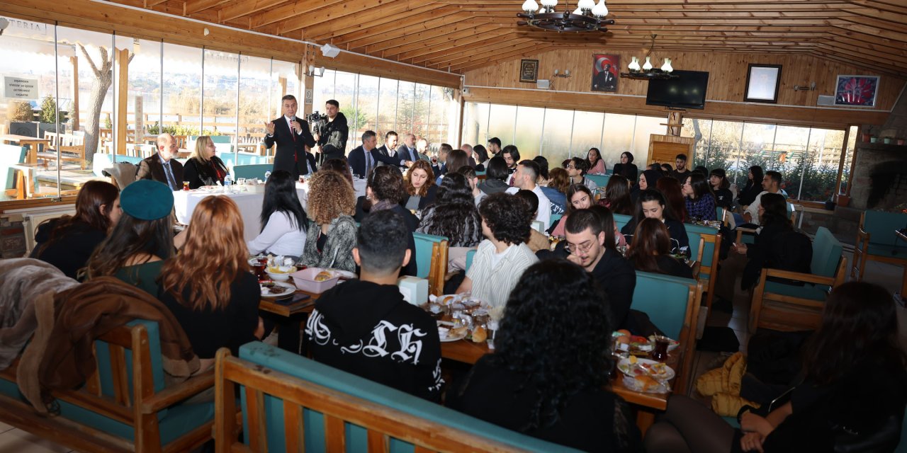 Gölbaşı Belediye Başkanı Ramazan Şimşek, Hacı Bayram Veli Üniversitesi Öğrencileriyle Kahvaltıda Buluştu