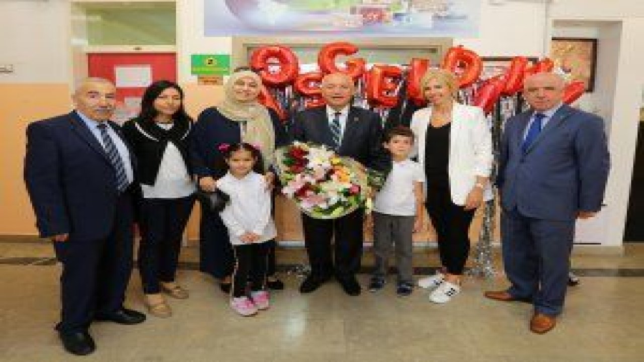 Okula başlayan minik öğrencilerin ilk hediyesi Fethi Yaşar'dan