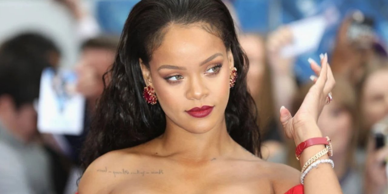 Rihanna Pembe İç Çamaşırlarıyla Kamera Karşısına Geçti! Hayranlarından Beğeni Ve Yorum Yağdı!