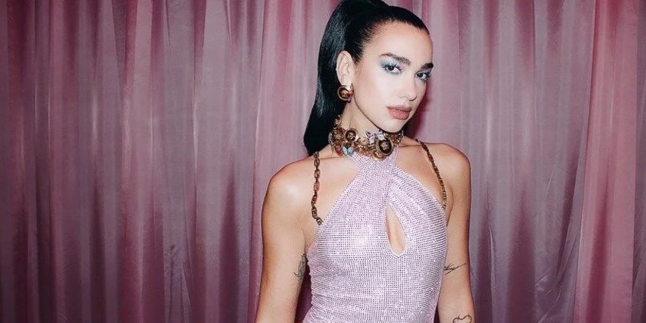 Dua Lipa Ödül Gecesinde Giydiği Kıyafetle Gündem Oldu! Elbisesinden Dolayı Oturamadı!