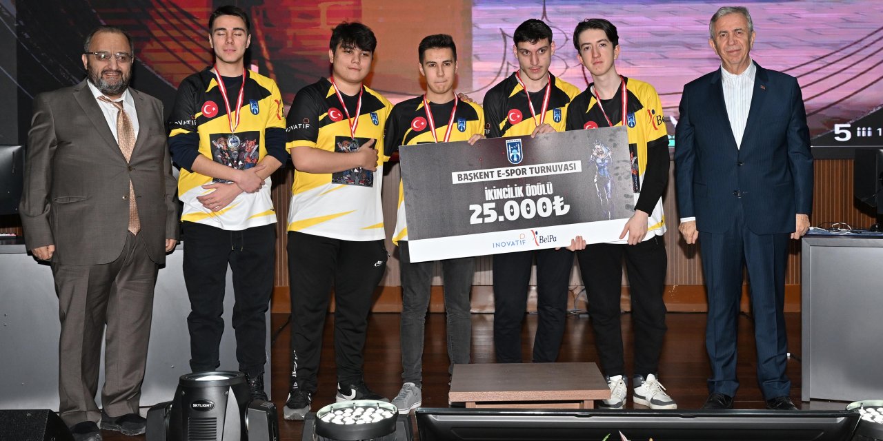 Başkent E-spor Turnuvasını Kazanan Takımlar Ödüllerini Mansur Yavaş'tan Aldı