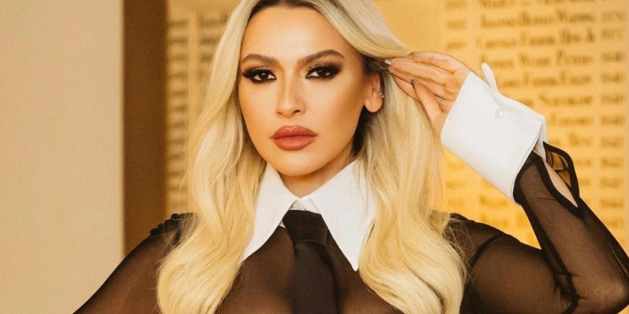 Hadise Derin Göğüs Dekoltesi İle Yeniden Gündemde! "Ateşli dudaklarınla yak bir sigara!" Notu Özellikle Dikkat Çekti!