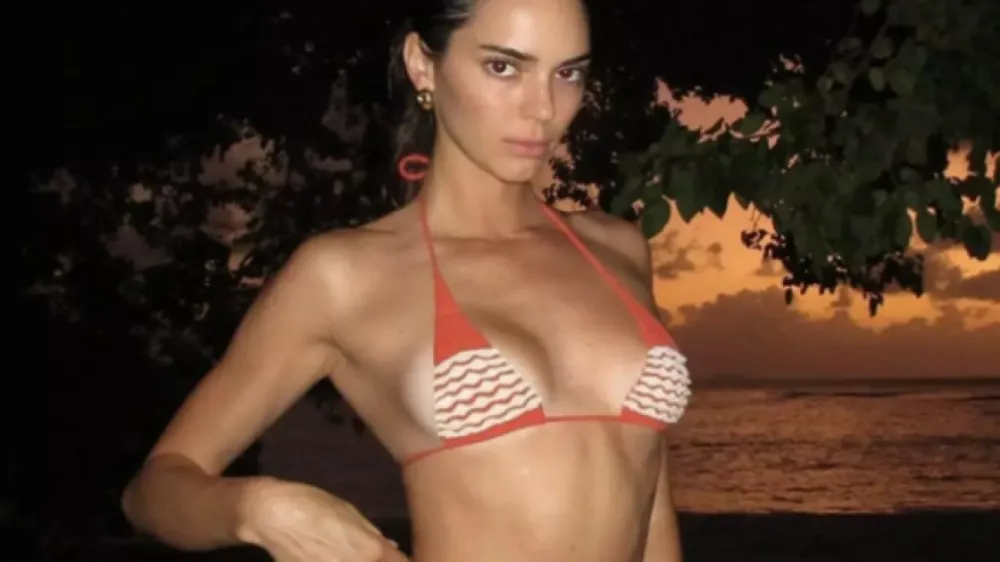 Kendall Jenner Mini Bikinisiyle Kamera Karşısına Geçti! ''Bikini Küçük Gelmiş'' Yorumları Akın Akın Geldi!