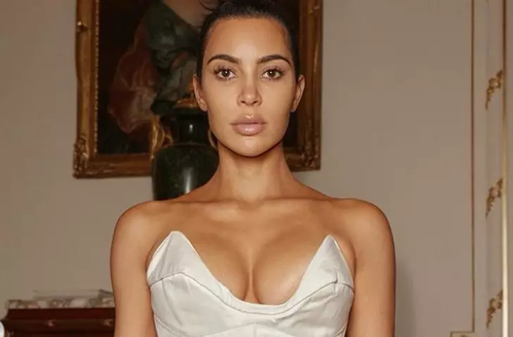 Kim Kardashian'ın Sütyen Bedeni Sosyal Medyayı Karıştırdı: "XS İddiası Gerçek mi?"