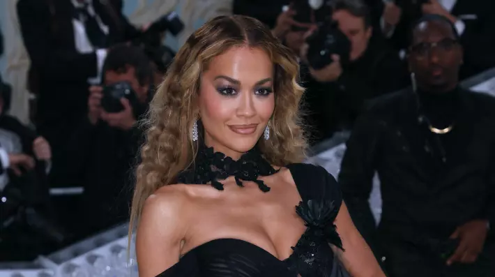 Şeffaf Kıyafeti Ortalığı Karıştırdı! Met Gala 2024’te Rita Ora Yine Şov Yaptı!