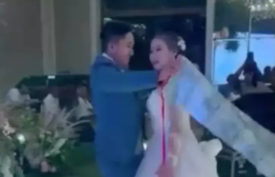 Filipinler'de Düğünde Şaşırtan Hediye: Gelin için Metrelerce Uzunlukta Para Pelerini!