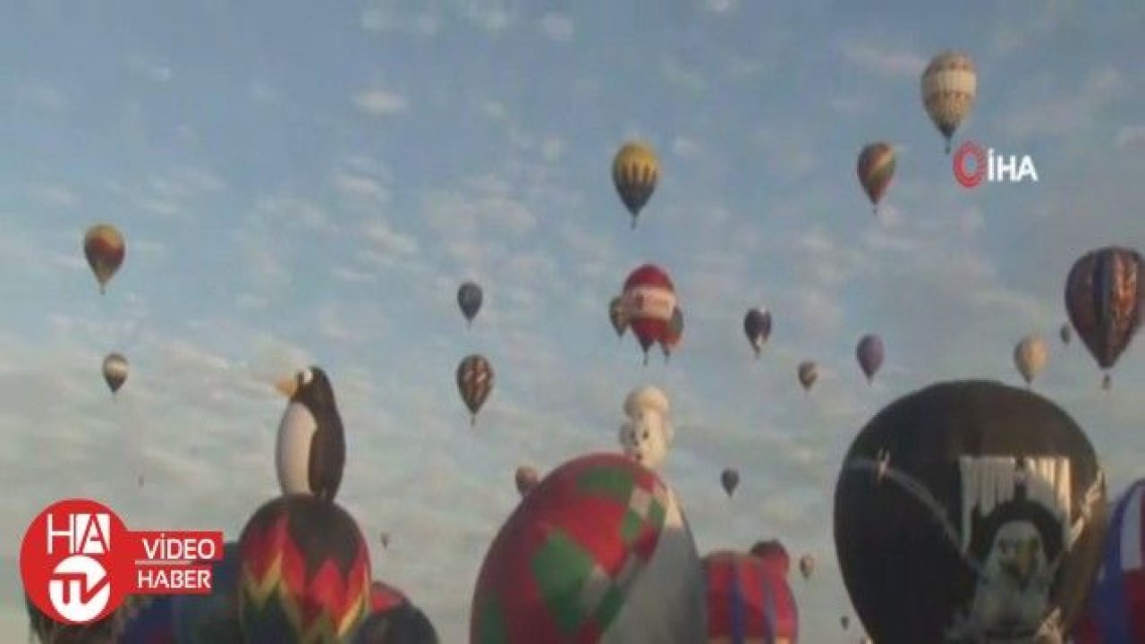 Sıcak hava balonları gökyüzünü renklendirdi