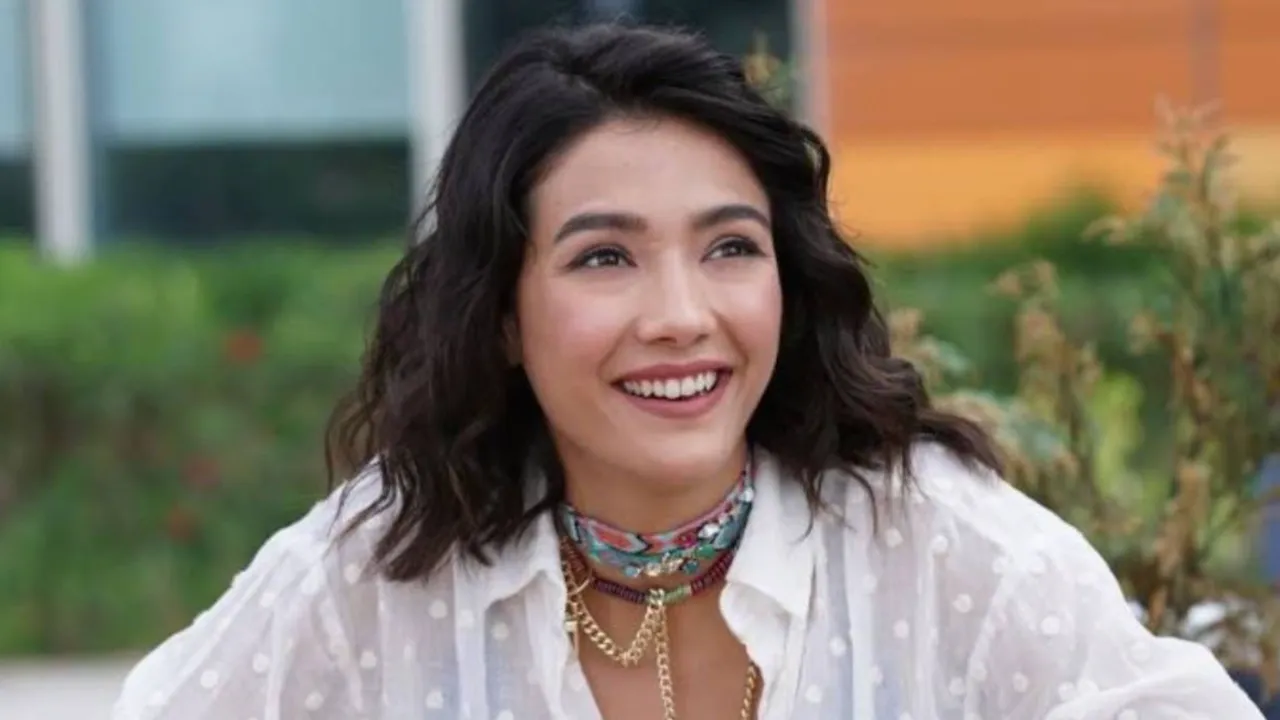 Aybüke Pusat Cesur Tarzıyla Sosyal Medyada Gündem Oldu! ''Bu Seksilik Şaka Mı?'' Yorumları Geldi!