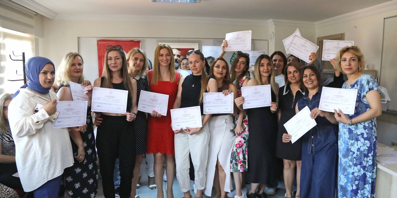 Çankaya’da Ücretsiz Eğitimle İş İmkanı! Kalıcı Makyaj Kursiyerleri Sertifikalarını Aldı - Ankara Haber