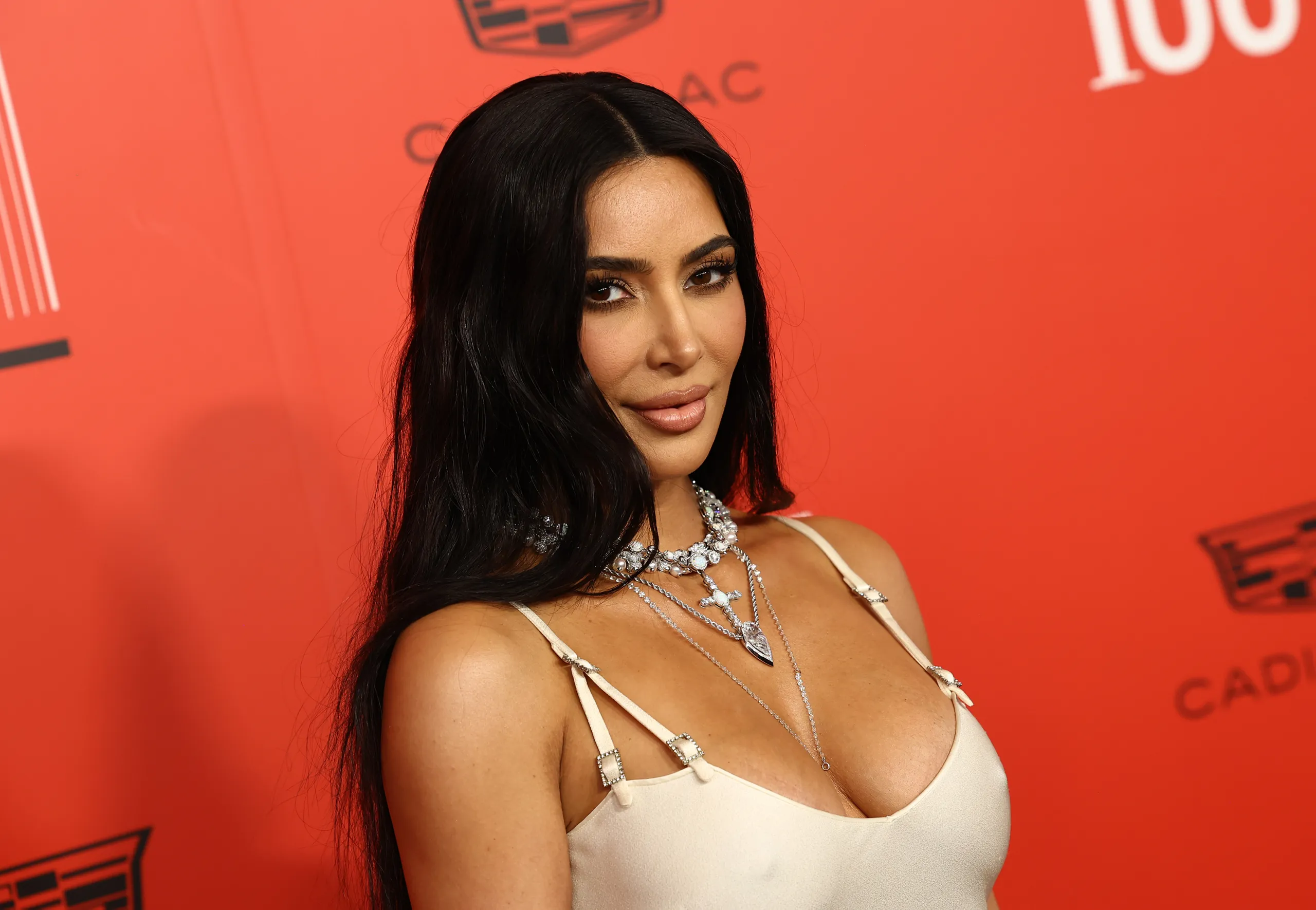 Kim Kardashian, Şaşırtıcı Paylaşımıyla Gündemde! Kıyafetinin Çıtçıtını Kapatamayınca Olanlar Oldu!