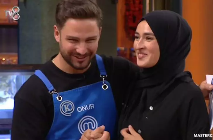 MasterChef'te Onur ve Beyza Yakınlaşması Gündem Oldu! Aşk mı, Dostluk mu? Sosyal Medya İkiye Bölündü!