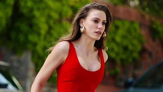 Serenay Sarıkaya Dekolteli Kırmızı Elbisesiyle Şov Yaptı! Hayranları Beğeni Yağmuruna Tuttu!