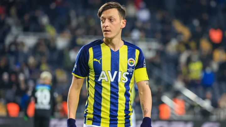 Mesut Özil Tarihi Cami İçin Temizlik Çalışmalarına Katıldı! Sosyal Medyada Büyük Takdir Topladı!