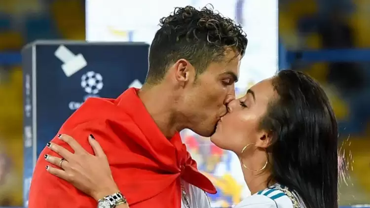 Cristiano Ronaldo, Sevgilisini Bikinili Görünce Dayanamayıp... Tatilde Böyle Yakalandılar!