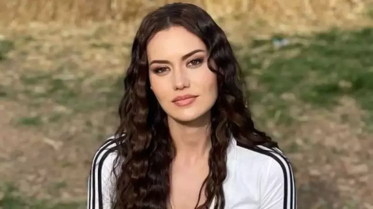 Fahriye Evcen’den Havuz Paylaşımları Geldi! Işıltılı Mayosuyla Havuz Başında Göz Kamaştırdı!